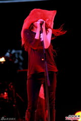 组图：陈绮贞亲吻女乐手 开唱超时男友交罚款