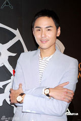 幻灯图集：阮经天艳福不浅 与三位名模一同代言