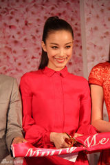 组图：倪妮桃红短裙俏丽摩登 与韩庚为活动剪彩