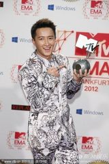 组图：韩庚获MTV全球最佳艺人后台帅气秀奖杯