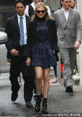 组图：莫瑞兹印花裙高贵典雅 猫眼墨镜玩转时尚