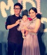 组图：好声音金志文女儿曝光 一家三口拍全家福