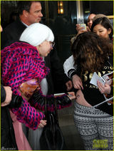 组图：Gaga频换装街头变秀场 女王变夜店女郎