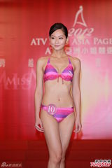 组图：候选亚姐泳装亮相 韩国选手压鼻否认整容