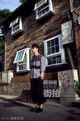 明星爱街拍：黄轩简约街拍 穿梭巷弄淡然随性