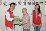 组图：黎耀祥与刘心悠出席“仁济探访长者活动”