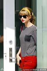 组图：泰勒-斯威夫特金发红唇腔调十足