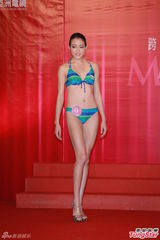 组图：候选亚姐泳装亮相 韩国选手压鼻否认整容