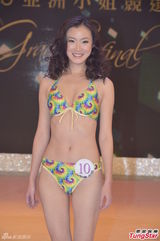 组图：宫雪花火红蕾丝扮Gaga抢镜 为亚姐支招