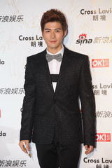 组图：陈学冬亮相明星街拍盛典红毯 小领结卖萌