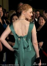 组图：安妮斯顿助阵导演工会奖 黑裙携男友秀恩爱