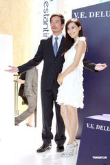 组图：陈法拉Ana R裙装性感 陈豪帅气西装亮相