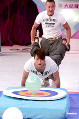 幻灯图：米雪等上节目胸爆气球 暧昧游戏姿势引遐想