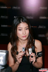 组图：陈慧琳吊带纱裙出镜 台上与萌萝莉互动