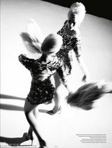 组图：超模姐妹花莎伊克安妮复古秀再现名媛风