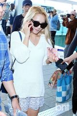 组图：少女时代飞新加坡开个唱 秋装时尚随性