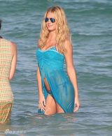 组图：超模艾琳-希瑟顿着比基尼水中摆性感Pose