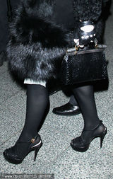 高清图：麦当娜现身柏林 小男友恩爱相伴