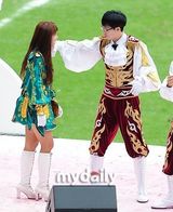 组图：刘在锡朴明秀等担任足球比赛啦啦队