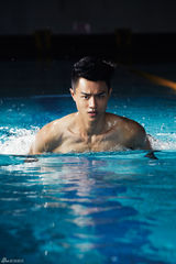 组图：Super131湿身半裸写真 签唱会好友送桨