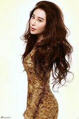 组图：姜欣雨被赞孔雀公主 金色短裙显窈窕身材