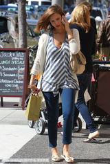 组图：阿尔芭小腹微凸孕味十足 秀乳沟越渐丰满