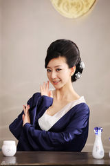 高清图：唐一菲广告曝光娇美代言 多部作品将播