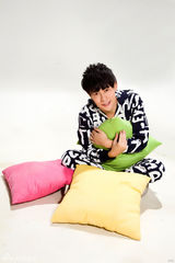 组图：向华最新写真曝光 穿连体衣卖萌