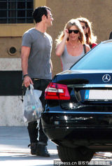 组图：安妮斯顿秀八字奶 携男友游罗马