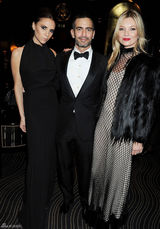 高清组图：贝嫂维多利亚黑裙出席英国时尚大奖