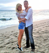 组图：帕里斯-希尔顿合作金长勋 飘逸白裙与男模对戏