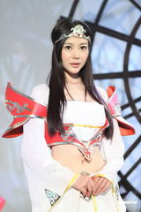 组图：巩新亮性感女娲装拍MV 大秀妖娆身材