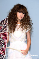 幻灯图集：杨丞琳长卷发似洋娃娃 白蕾丝裙可爱