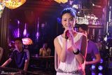组图：《微风吹乱的爱情》热拍 戴娇倩沦落酒吧歌女