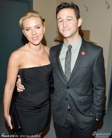 组图：《情圣囧色夫》首映 斯嘉丽露沟蜜笑