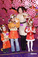 幻灯图：杨千嬅担任嘉宾 为金龙醒狮点晴