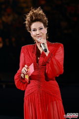 组图：甄妮香港个唱开幕 低胸热舞秀豪乳