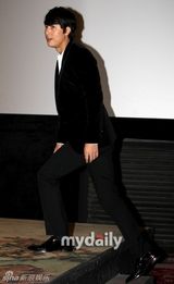 组图：《剑雨》韩国首映 郑雨盛(郑宇成)着黑西装亮相
