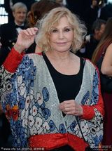 组图：戛纳闭幕红毯 金-诺瓦克尽展知性优雅