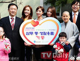 组图：韩女团T-ara参加公益活动献爱心