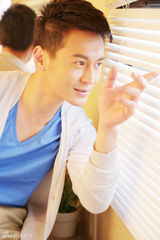 组图：刘冠翔居家写真温暖笑容迷人