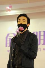 组图：网曝俞灏明2012年庆生照 戴口罩拥抱粉丝