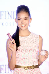 组图：昆凌将满19岁 生日与朋友庆祝