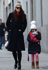 组图：凯蒂赴百老汇演出 女儿抱小熊同行温馨