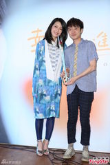 组图：好友青峰惊喜站台 路嘉欣发片泪洒舞台