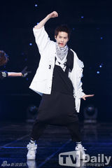 组图：EXO《MCD》华丽演出 2NE1回归登台