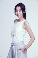 组图：冯婧纯白写真 恬静笑容纯情诱惑