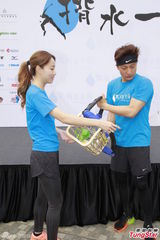 组图：方力申邓丽欣携手参与慈善跑步亲密互动