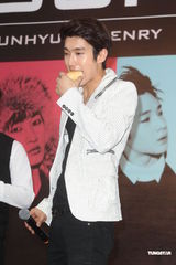 组图：SJ-M台北签唱会 兄弟情深互喂台湾小吃