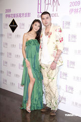 幻灯：林嘉绮性感出席伊林派对 林又立比基尼抢镜